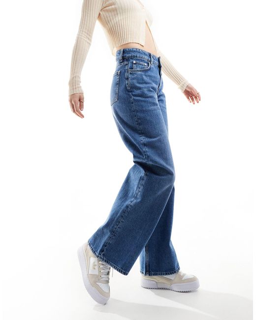 Gio - jeans a vita medio alta a fondo ampio lavaggio medio di & Other Stories in Blue