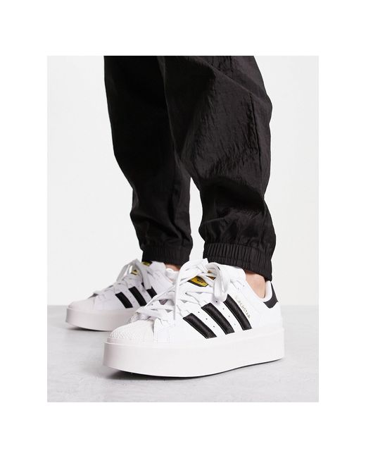 Superstar bonega - sneakers bianche e nere con suola platform di Adidas Originals in Black