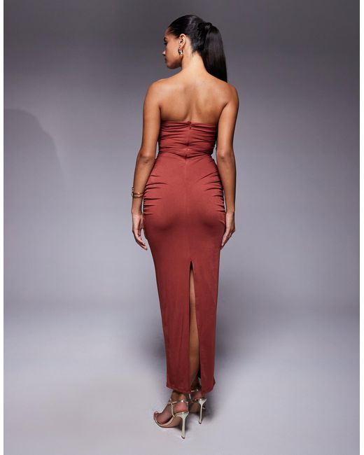 TFNC London Red – trägerloses, gerafftes midikleid
