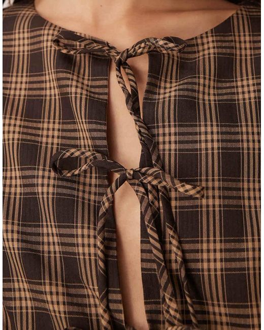 Vestito Grembiule Corto A Maniche Lunghe E Marrone A Quadri Allacciato Sul Davanti di Glamorous in Brown