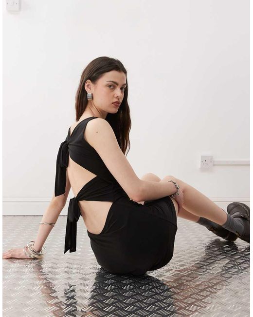 Vestido Corto Ceñido Con Falda Pantalón Y Lazada En La Espalda De Reclaimed (vintage) de color Black