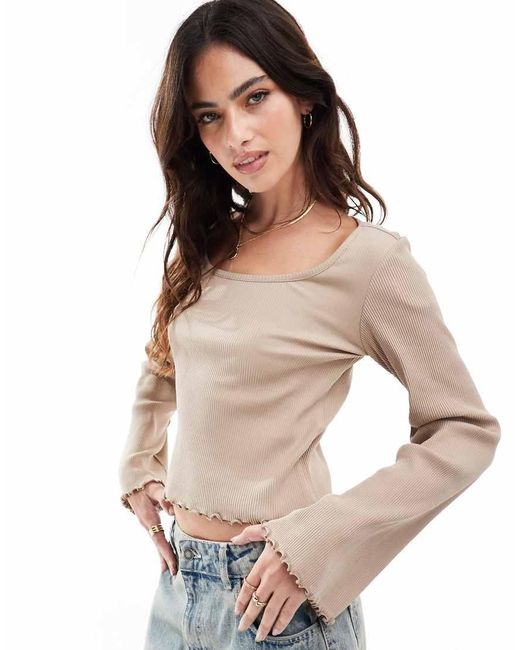 Camiseta Color Moca De Manga Larga Con Cuello Ancho Y Bordes Ondulados De -Marrón Vila de color White