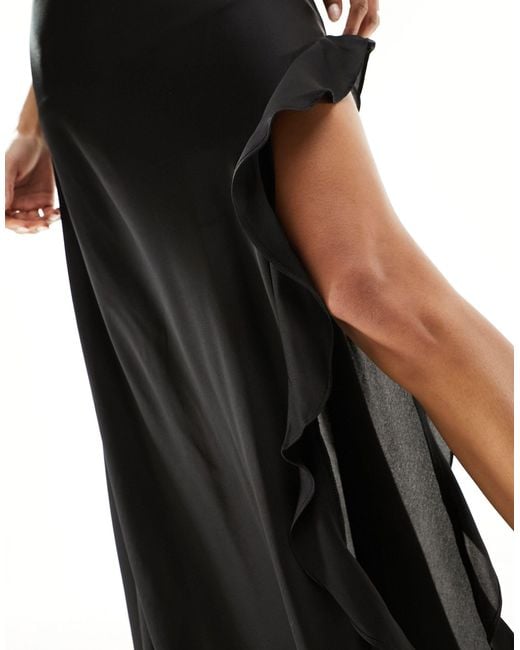 Robe nuisette longue à bretelles fines avec fente haute volantée New Look en coloris Black
