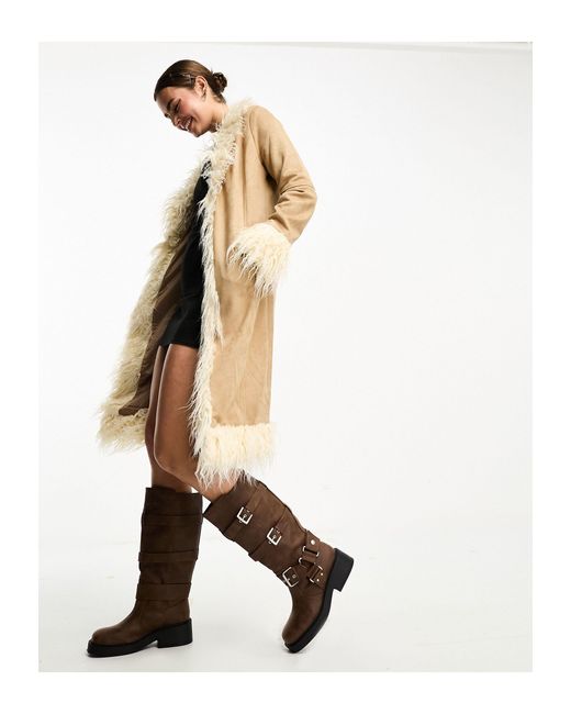 Abrigo largo color moca con ribete mullido estilo años 70 Bailey Rose de color White