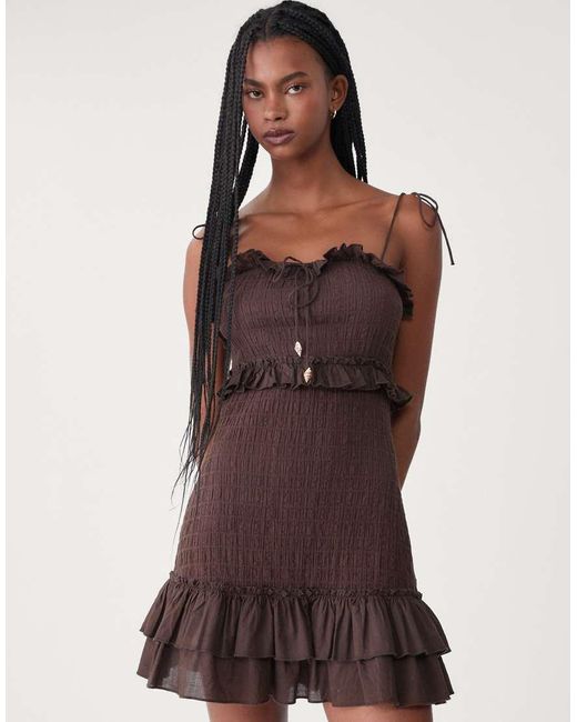 Vestito Corto Arricciato Con Spalline Sottili E Volant di Stradivarius in Brown