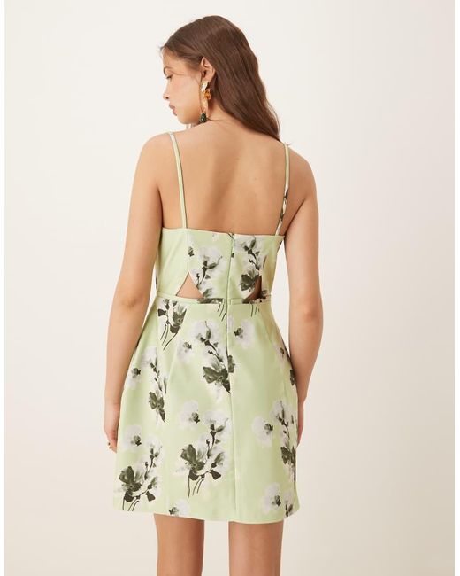 Vestido Corto Verde Salvia Estructurado Con Estampado Floral, Lazo Y Aberturas De ASOS de color Natural