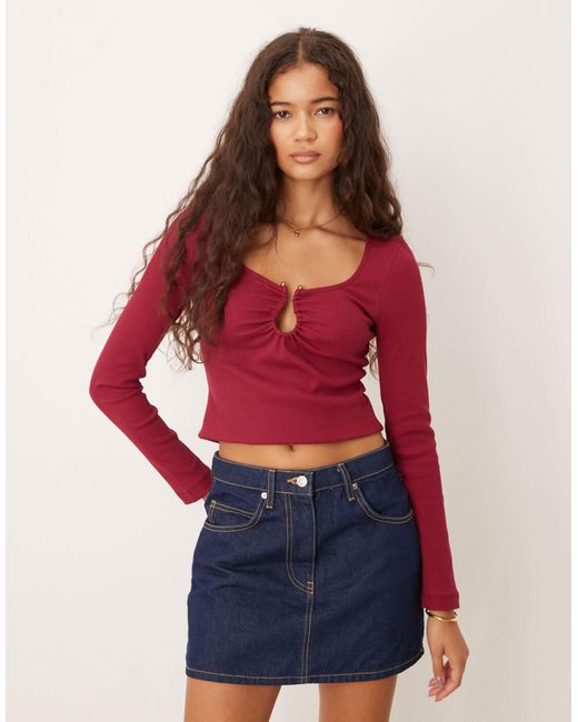 Top manches longues côtelé avec découpe goutte d'eau à détail métallique - bordeaux ASOS en coloris Red