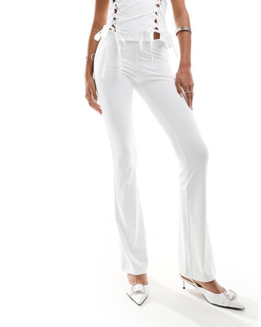 Lioness Flare-Broek Met V-Voorkant En Lage Taille in het White