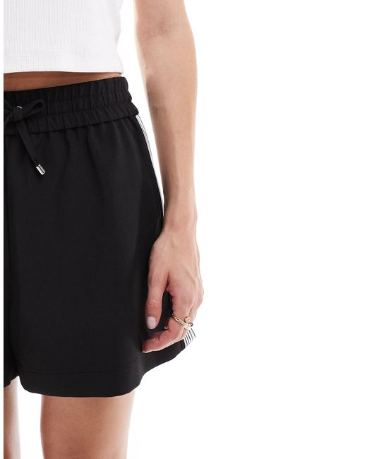 Pantaloncini sartoriali neri con righe laterali di Miss Selfridge in Black