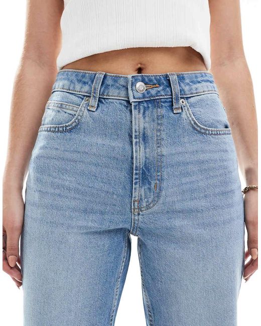 Vaqueros Azul Claro Medio De Pernera Recta Cómodos Y Elásticos De ASOS de color Blue