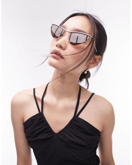 Aster - occhiali da sole a mascherina obliqui di TOPSHOP in Black