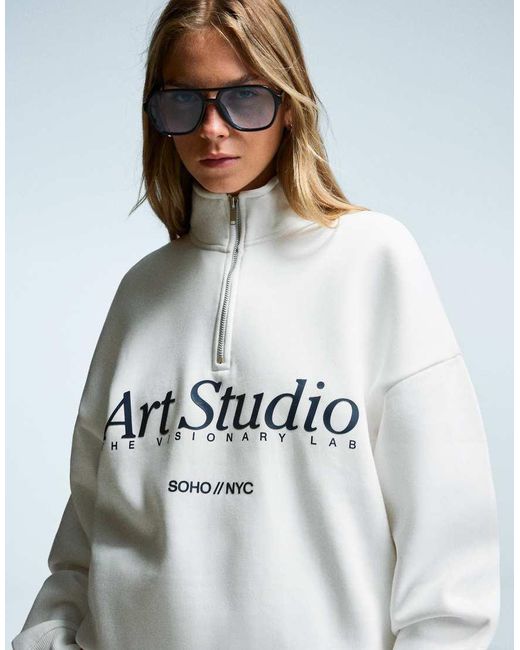 Felpa Bianca Con Stampa E Zip Corta di Bershka in White