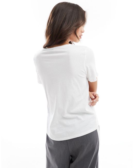 T-shirt con scollo a v bianca di Vero Moda in White