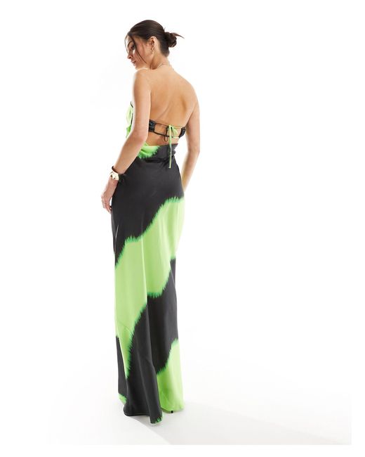 Asos design tall - robe bandeau satinée longue coupée en biais avec lien à nouer au dos et imprimé abstrait ASOS en coloris Green