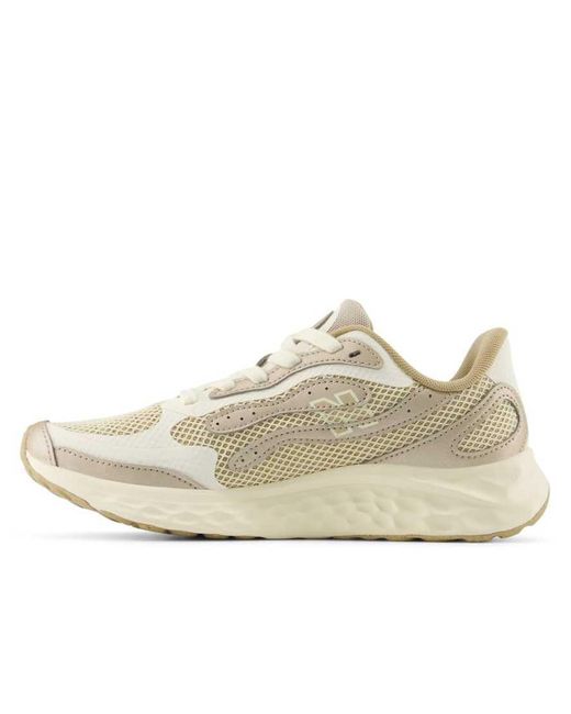 Fresh Foam Arishi V4 Tiralux di New Balance in Natural