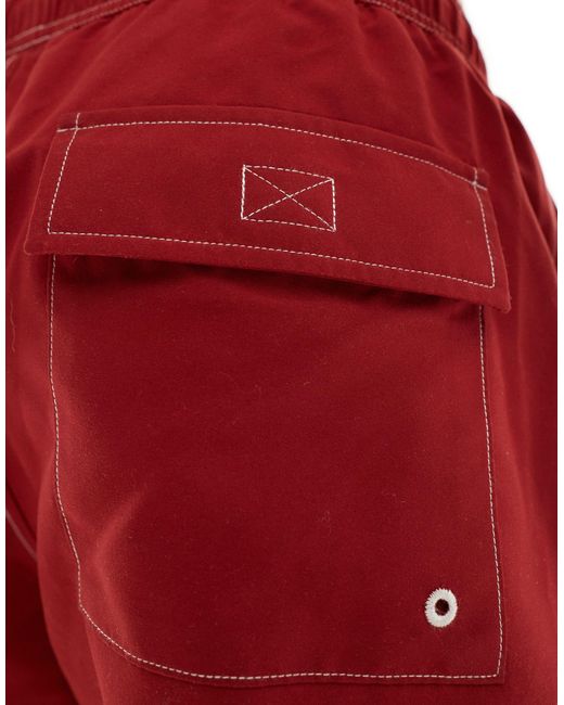 Pantaloncini da bagno taglio corto bordeaux con cuciture a contrasto di ASOS in Red da Uomo