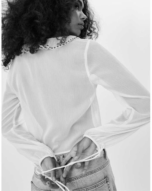 Blusa Color Vaniglia Con Volant E Ricamo Con Perline di Stradivarius in White