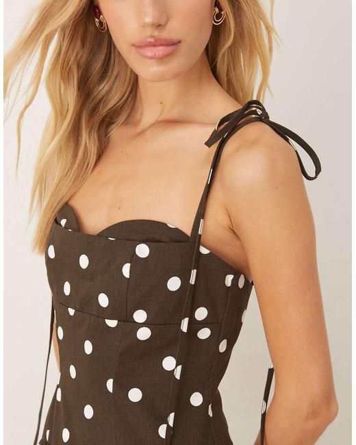 Vestito Midi Strutturato Marrone A Pois Con Spalline Allacciate E Vita Scesa di ASOS in Natural