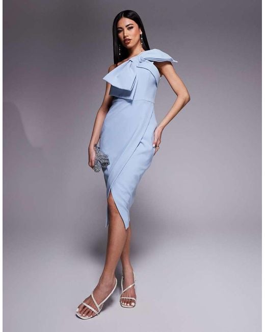 Lavish Alice Midi Jurk Met Blote Schouder En Statement Strik in het Blue