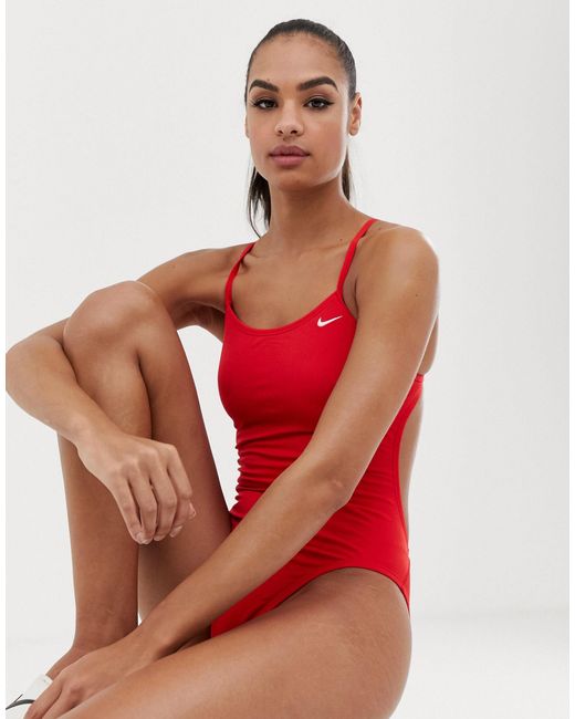 Nike Nike – er Badeanzug mit Zierausschnitt in Rot | Lyst DE