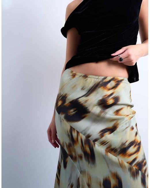 Gonna Midi Con Stampa A Fiori Sfocata E Taglio Asimmetrico di TOPSHOP in White