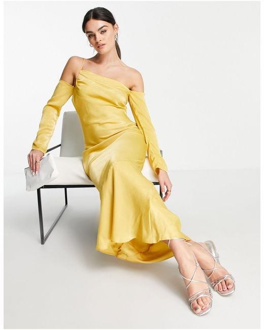 Robe longue asymétrique en satin à épaules nues ASOS en coloris