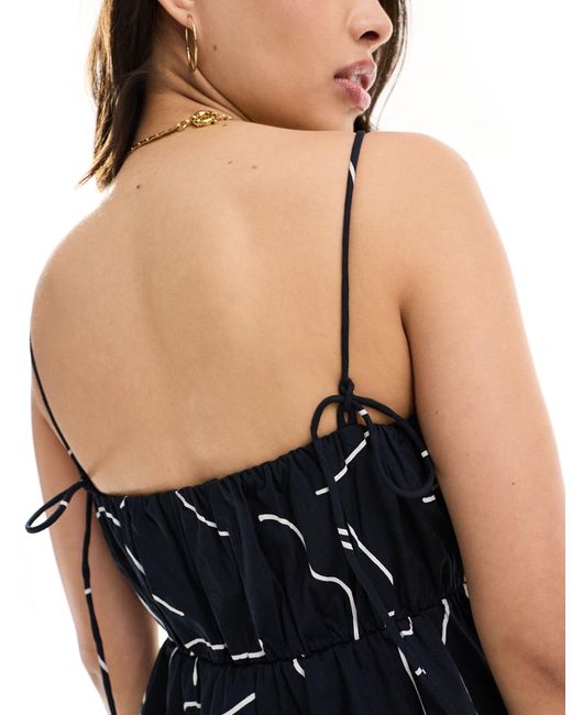 ASOS Blue – kurzes sommerkleid mit geraffter brustpartie, verstellbaren trägern und abstraktem muster