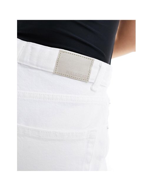 Mom shorts di jeans a vita alta bianchi di Pull&Bear in White