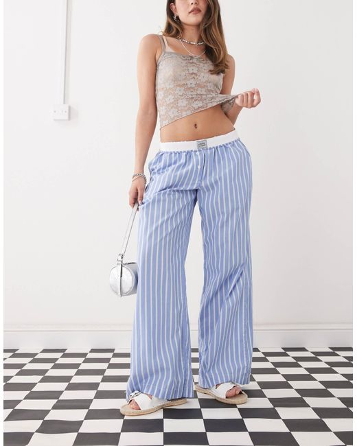 Monki Blue – -weiß gestreifte schlupfhose mit weitem bein und umschlagbund