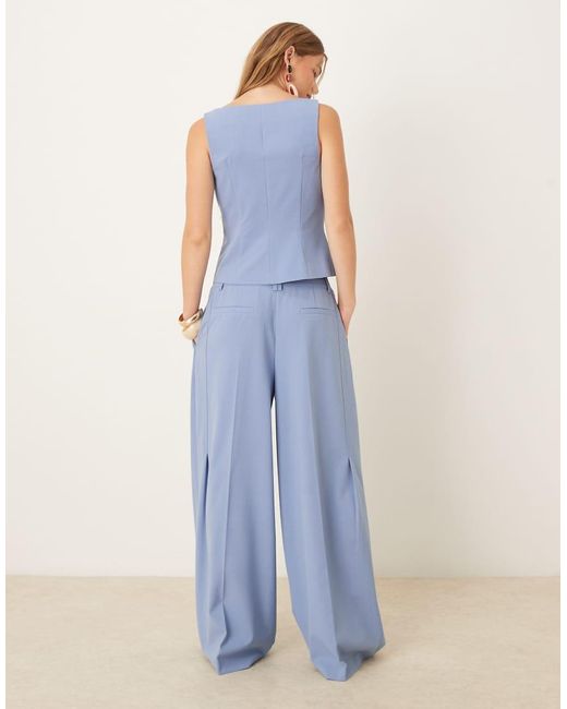 Pantaloni Da Abito Sartoriali A Fondo Ampio E Vita Bassa A Pieghe di ASOS in Blue