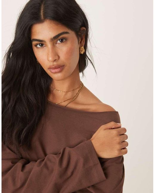 T-Shirt A Maniche Lunghe Color Cioccolato Con Spalla Scoperta di ASOS in Brown