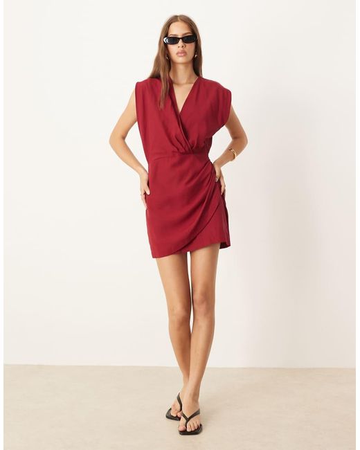 Vestido Corto Drapeado Sin Mangas Con Cuello De Pico De Mango de color Red