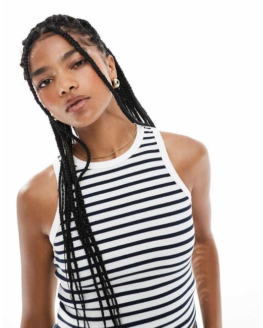 Top Blanco A Rayas Sin Mangas Con Cuello De Nadadora De New Look de color Blue