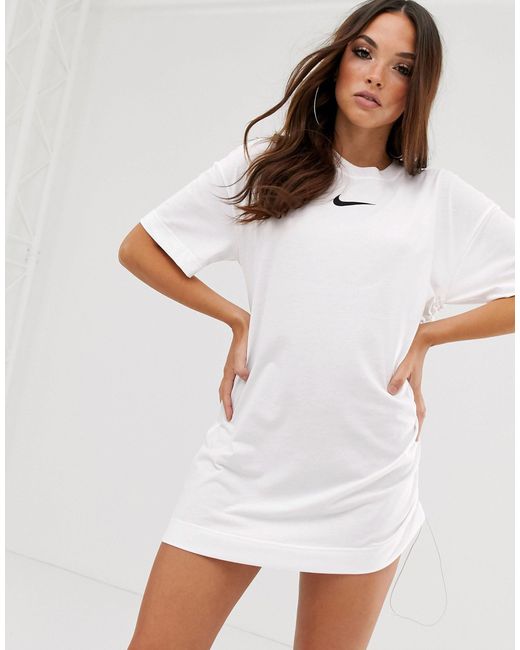 Vestido estilo camiseta con lateral fruncido y logo en blanco Nike de color  Blanco | Lyst