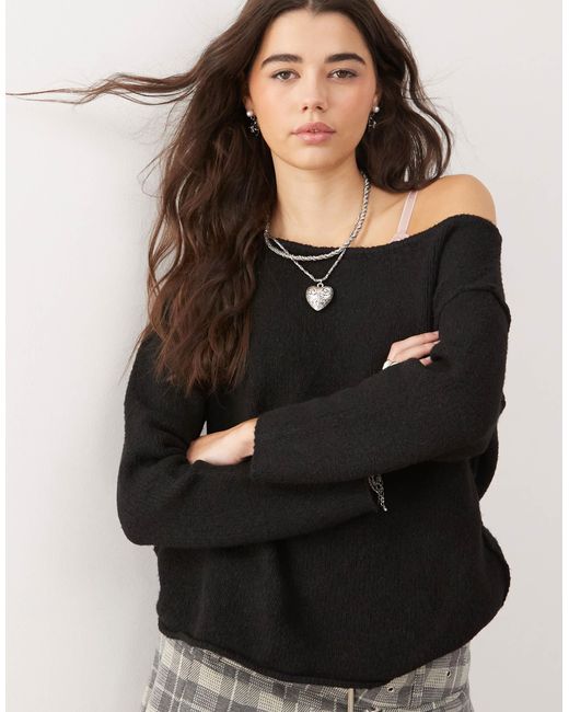 Pull asymétrique ample à épaule dénudée en maille confortable Miss Selfridge en coloris Black