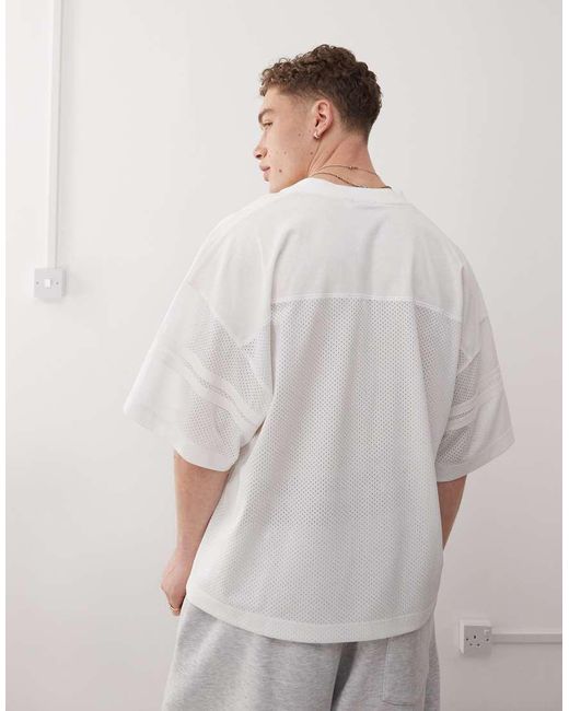 Camiseta De Corte Cuadrado Y Estilo Fútbol Americano Con Detalle De Aplicación De -Blanco Collusion de hombre de color White