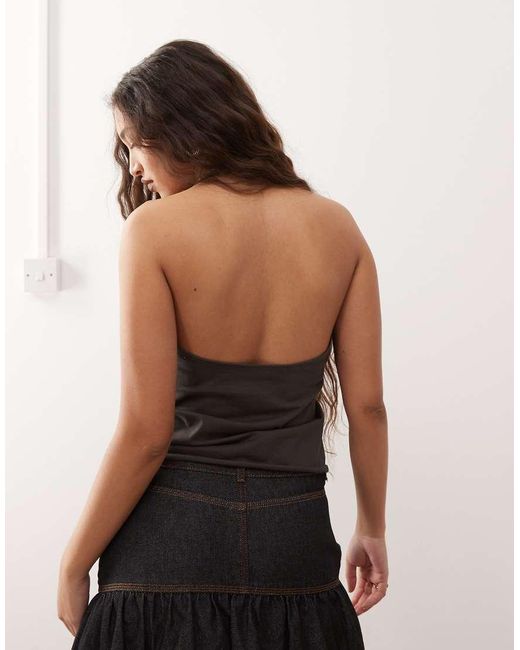 Top Allacciato Al Collo Sbiadito Con Occhielli di Weekday in Black