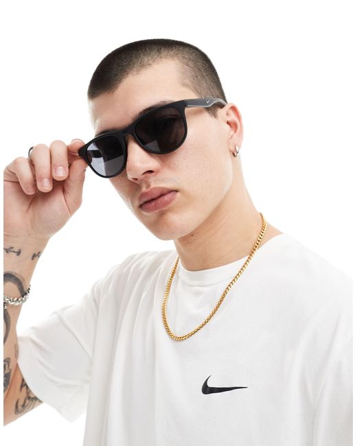 Nike – wave – runde sonnenbrille in White für Herren