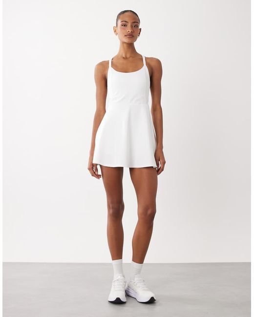 4505 Active Crossback Tennisjurk Met Binnen-Bh En Short in het White