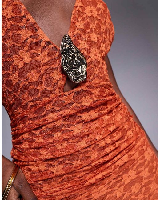 ASOS Maxi Jurk Met Diepuitgesneden Hals, Kant En Gedrapeerd Detail in het Red