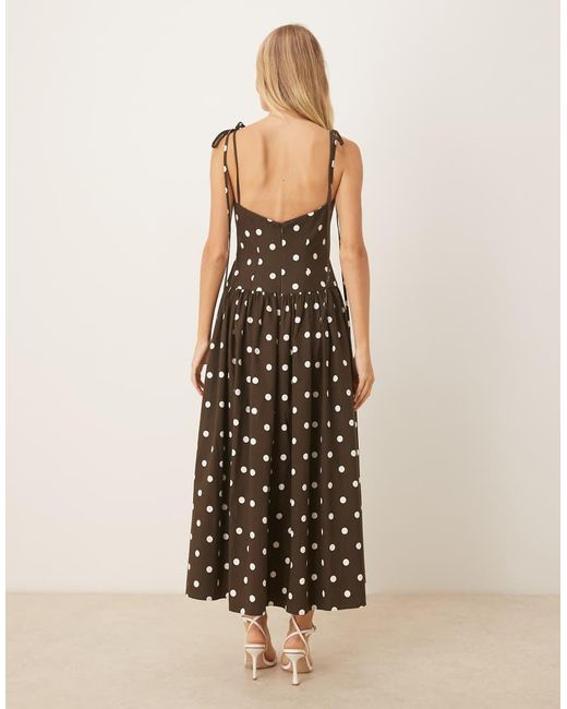 Vestito Midi Strutturato Marrone A Pois Con Spalline Allacciate E Vita Scesa di ASOS in Natural