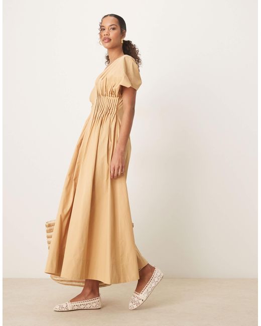 Robe mi-longue à manches courtes et col v avec plis serrés - taupe ASOS en coloris Natural