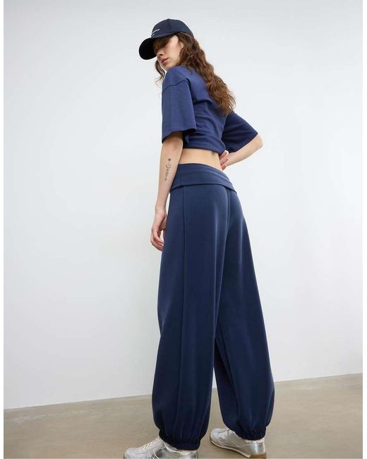 Joggers A Palloncino Morbidi Al Tatto Blu Scuro Con Risvolto di Stradivarius in Blue