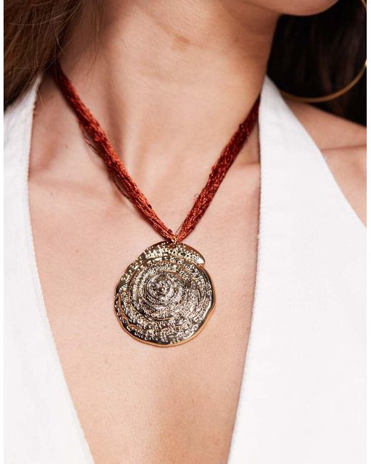 Collana Corta Dorata Con Perline Arancioni E Pendente Grande Zigrinato A Forma Di Conchiglia di ASOS in Natural