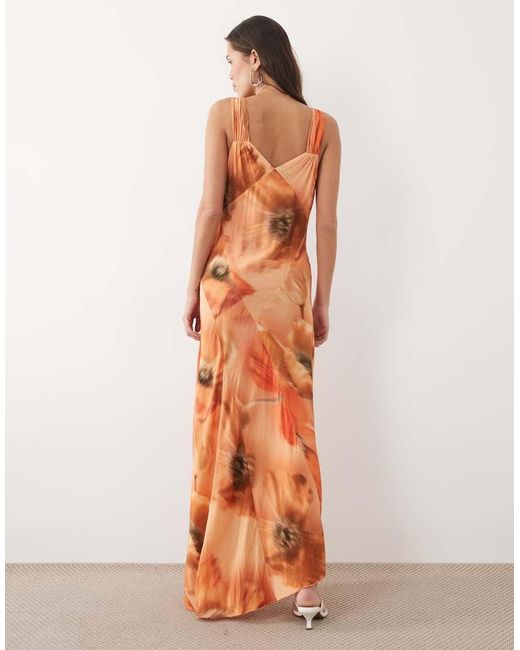 Sofia di Never Fully Dressed in Orange