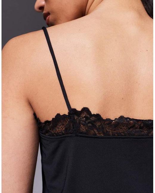 ASOS Top Van Gladde Stof Met Kanten Afwerking En Gestrikte Voorkant in het Black