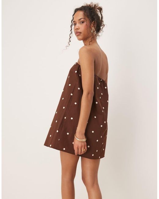 Vestido Corto Marrón Chocolate De Corte Trapecio Con Estampado De Lunares Y Escote Palabra De Honor De ASOS de color Natural