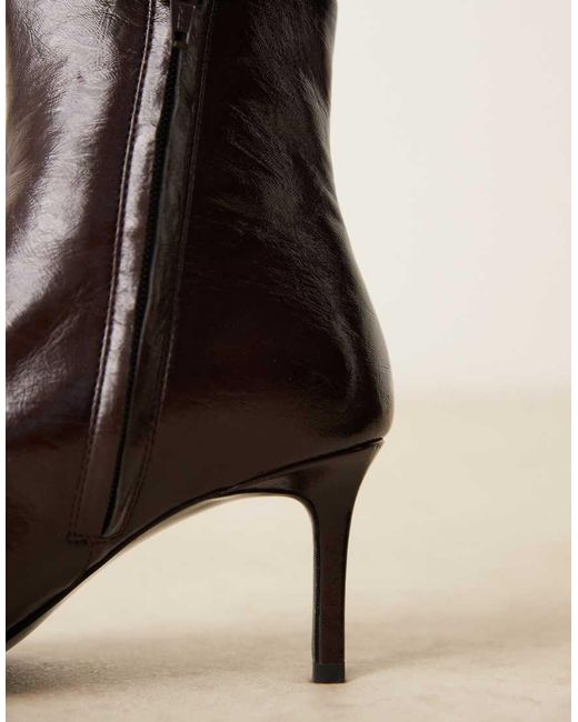 Botas Rojo Guinda De Tacón Con Puntera Fina De Tejido Efecto Cuero Texturizado De Mango de color Black