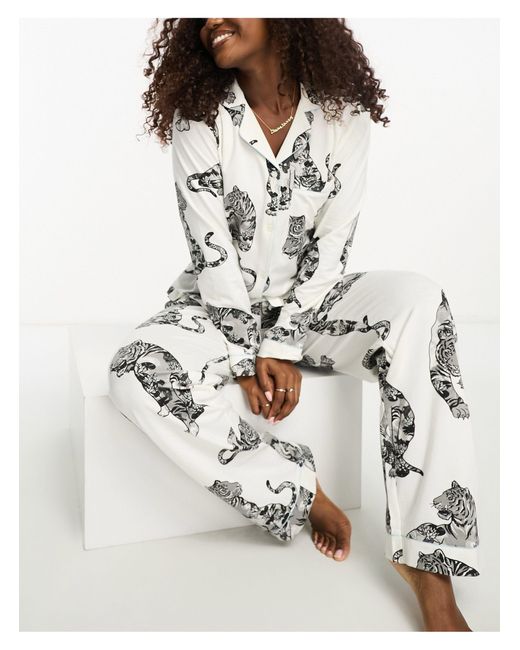 Exclusive - pyjama à manches longues avec pantalon en coton à imprimé tigre lotus - crème Chelsea Peers en coloris Gray