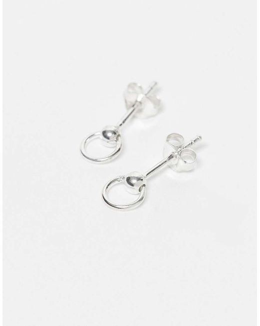 Pendientes De Botón Con Diseño De Esfera De Plata De Ley De Kingsley Ryan de color Metallic